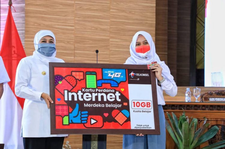 Khofifah Menyerahkan Bantuan Kuota Internet
