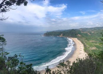 Mengintip Pantai Modangan Malang Selatan, Surganya Paralayang