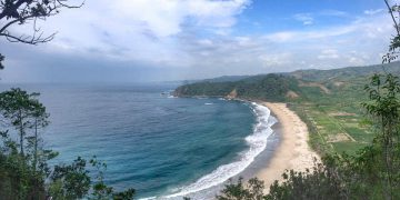 Mengintip Pantai Modangan Malang Selatan, Surganya Paralayang