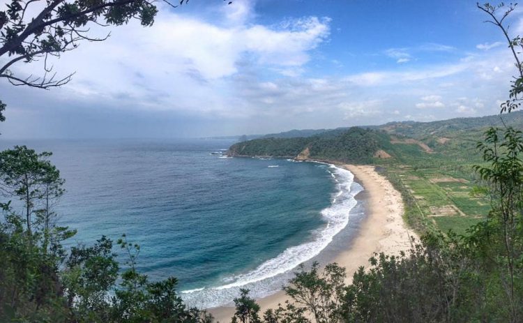 Mengintip Pantai Modangan Malang Selatan, Surganya Paralayang