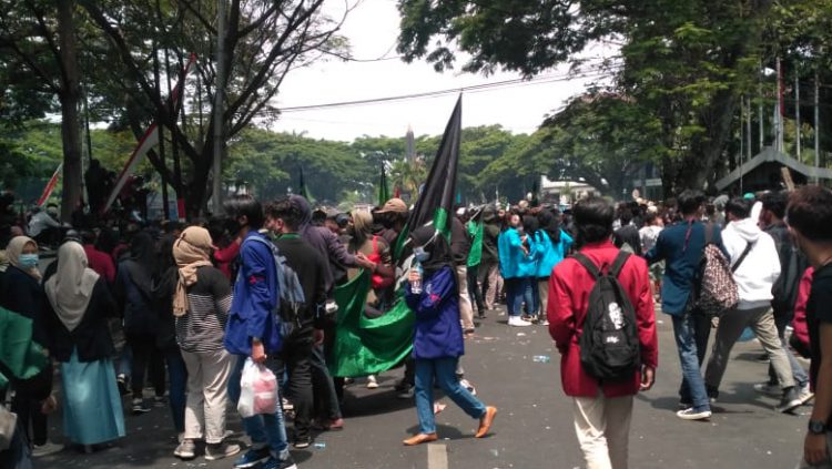 Malang Memanas, Aksi Demonstran Diluar Kendali