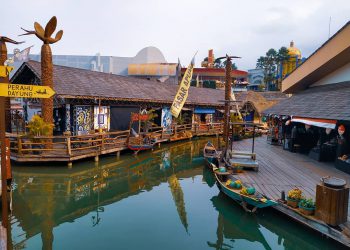 Asiknya Shopping dari Atas Perahu di