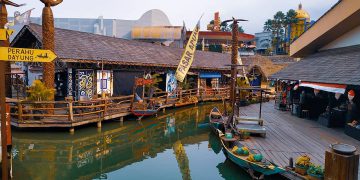 Asiknya Shopping dari Atas Perahu di