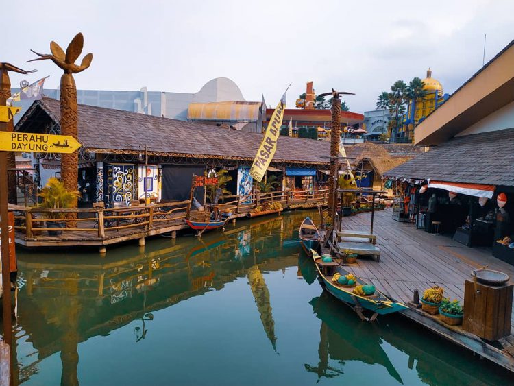 Asiknya Shopping dari Atas Perahu di