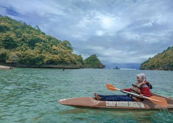 Menikmati Serunya Bermain Kano di Pantai Gatra