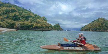 Menikmati Serunya Bermain Kano di Pantai Gatra