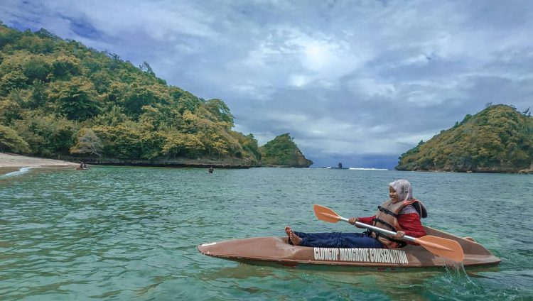 Menikmati Serunya Bermain Kano di Pantai Gatra