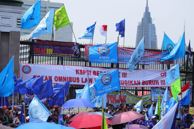 RUU Cipta Kerja DIsahkan, Buruh Makin Menderita