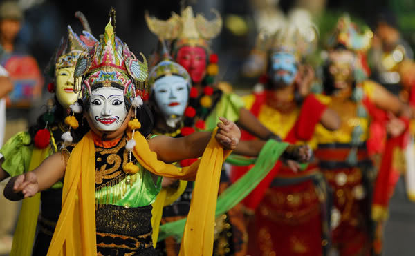 Pertunjukan seni topeng malangan di Padepokan Asmoro Bangun (Foto: dictio.id)