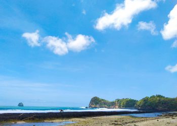 Menikmati Indahnya Pantai Parang Dowo di Malang Selatan