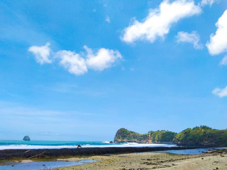 Menikmati Indahnya Pantai Parang Dowo di Malang Selatan
