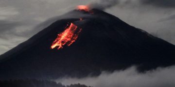 Gunung Semeru Meletus