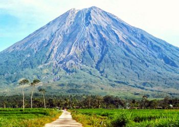 Legenda Gunung Semeru yang Menjadi Paku Bumi Pulau Jawa