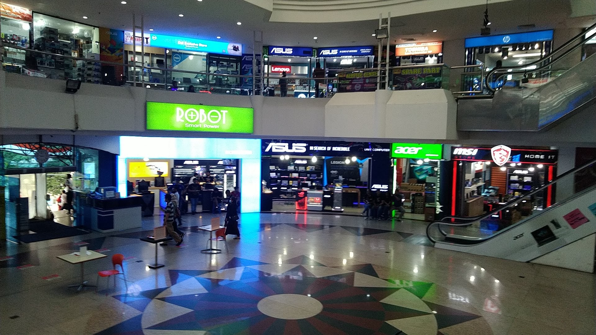 Cyber Mall (Foto © Falihur Rohman)