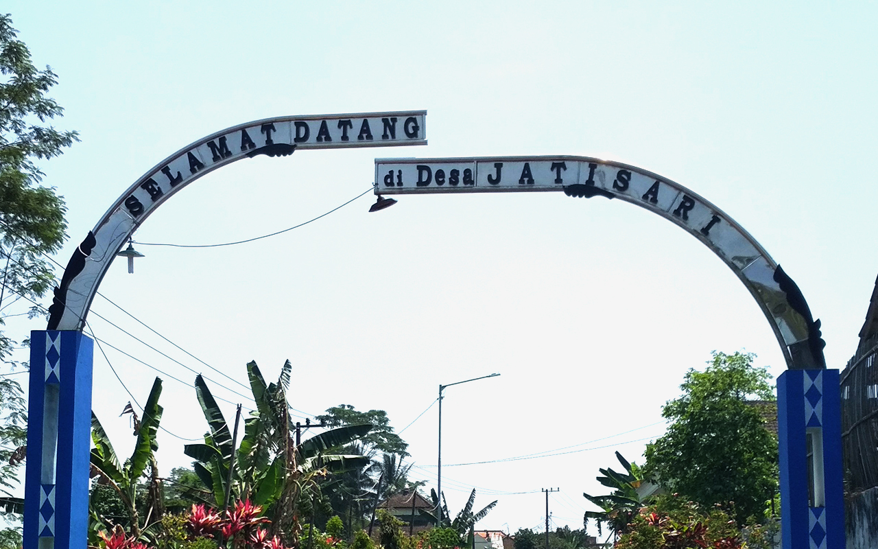 gapura desa jatisari, tajinan