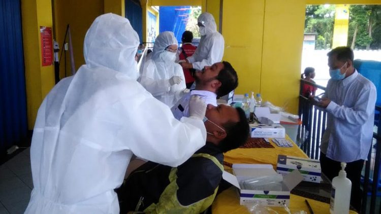 Rapid Test Antigen Massal Jelang Piala Menpora 2021 di Stadion Kanjuruhan