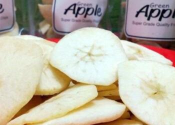 Pengusaha Bakar 1,5 Ton Keripik Apel yang Tak Laku-laku