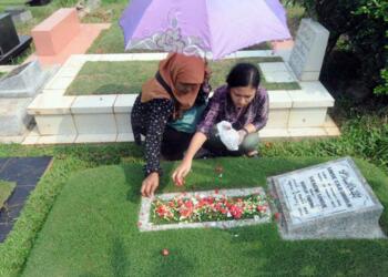 Tradisi Nyekar Sebelum Puasa Ramadhan di Malang