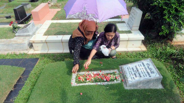 Tradisi Nyekar Sebelum Puasa Ramadhan di Malang