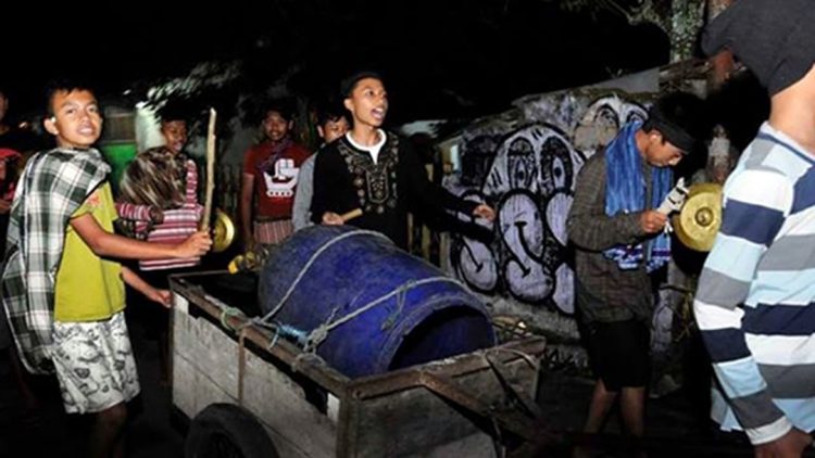 Tradisi Patrol Bangunkan Orang Sahur yang Nyaris Punah