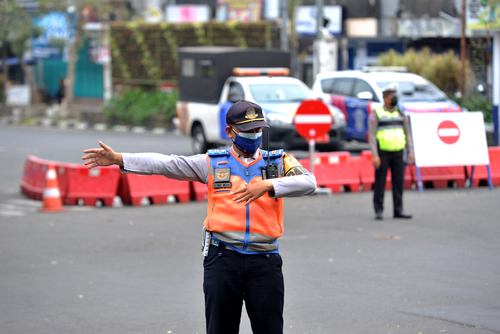 polisi mengamankan ppkm diperpanjang