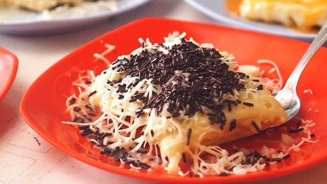 Nongkrong Asik Menikmati Kue Pancong di Tengah Kota Malanga