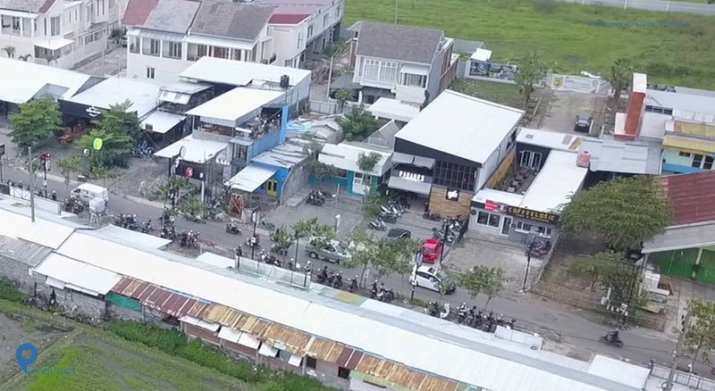 Masyarakat Kota Malang tentu tidak asing dengan tempat nongki yang selalu ramai. Karena selain ramai, di Kota Malang terdapat suatu area yang terdiri dari banyak coffeshop. Apalagi Kota Malang banyak didominasi dengan mahasiswa. Sehingga coffeshop menjadi salah satu tempat langganan untuk sekedar nongki atau mengerjakan tugas.