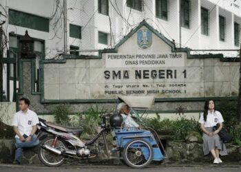 Sejarah SMA Negeri 1 Malang berawal dari masa awal kemerdekaan Indonesia ketika akses pendidikan di Kota Malang masih sangat terbatas.