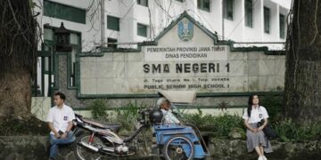 Sejarah SMA Negeri 1 Malang berawal dari masa awal kemerdekaan Indonesia ketika akses pendidikan di Kota Malang masih sangat terbatas.