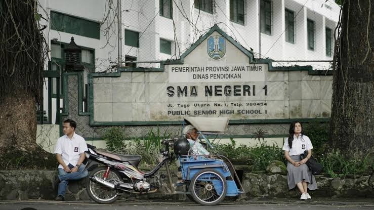 Sejarah SMA Negeri 1 Malang berawal dari masa awal kemerdekaan Indonesia ketika akses pendidikan di Kota Malang masih sangat terbatas.