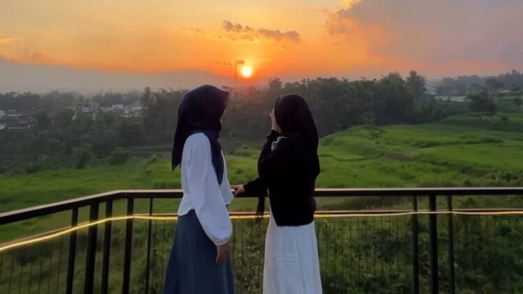 Malang Skyland memanfaatkan media sosial untuk memperkuat promosi wisata di era digital.