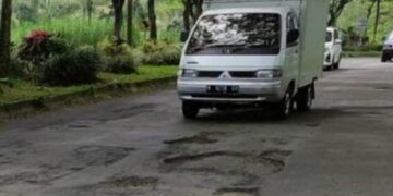 Pembangunan jalan di Kabupaten Malang mulai tersendat setelah alokasi Dana Desa 2026 turun drastis.