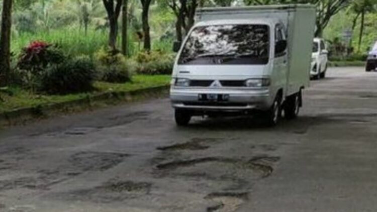 Pembangunan jalan di Kabupaten Malang mulai tersendat setelah alokasi Dana Desa 2026 turun drastis.