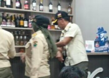 Satpol PP Kota Malang tindak Happiness Water yang diduga melanggar Perda tentang pengendalian minuman beralkohol.