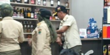Satpol PP Kota Malang tindak Happiness Water yang diduga melanggar Perda tentang pengendalian minuman beralkohol.