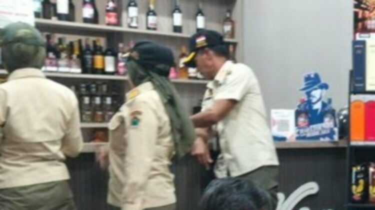 Satpol PP Kota Malang tindak Happiness Water yang diduga melanggar Perda tentang pengendalian minuman beralkohol.