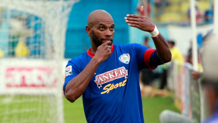 Throw In Spektakuler Kayamba Gumbs di Laga Arema vs Persipura