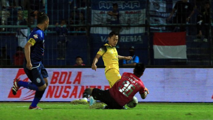 Samsul Arif saat mencoba melewati Kartika Ajie (Dani Kristian)