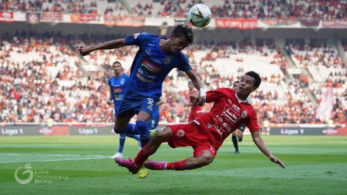 Alfin Tuasalamony saat melawan Persija