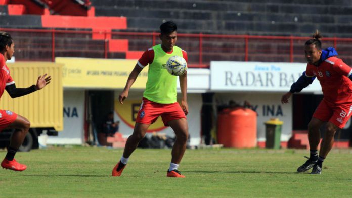 Dua Keuntungan Arema Latihan di Pantai Balaikambang