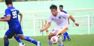 Vikrian Akbar mencoba melewati pemain Persib