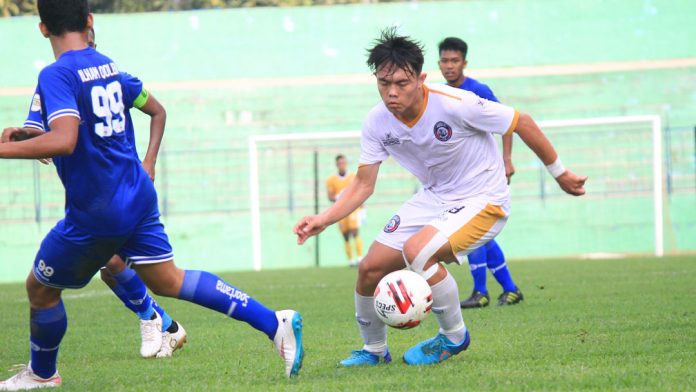 Vikrian Akbar mencoba melewati pemain Persib