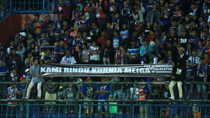 Aremania Bentangkan Spanduk Kami Rindu Kurnia Meiga