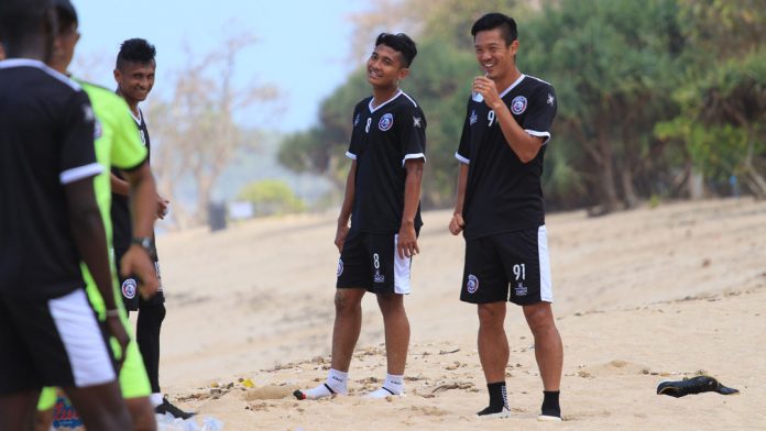 Haus! Takafumi Akahoshi melempar senyum pada pemusatan latihan fisik (Foto: Dani Kristian)