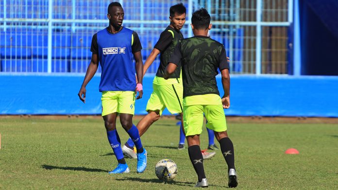 Pelatih Arema Memantau Persela yang Akan Melawan Persipura
