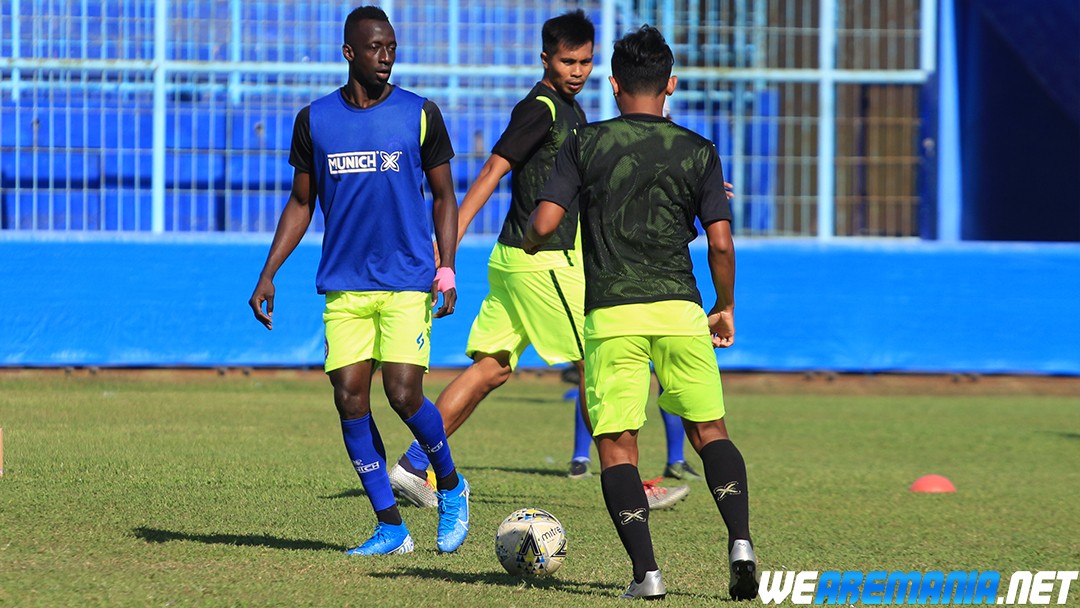 Pelatih Arema Memantau Persela yang Akan Melawan Persipura - Wearemania