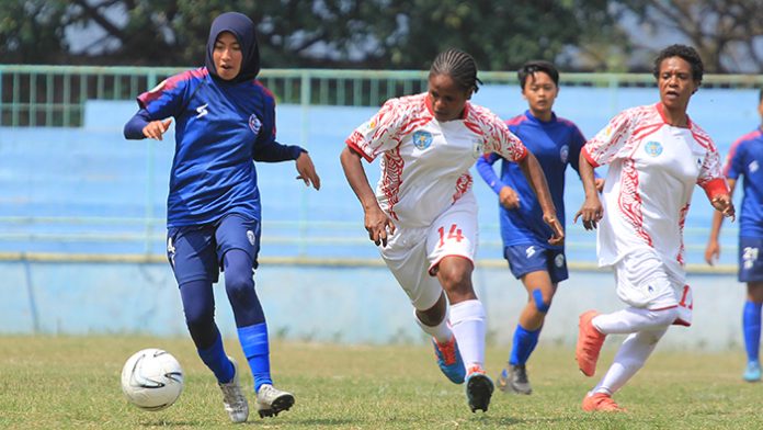 Alzahna Firzalvia, Gelandang Arema Putri yang Berhijab