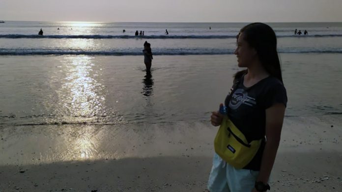 Ketika Stopper Arema Putri Serli Anggraini Menikmati Sunset Pantai Kuta