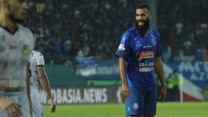 Pemain dan Mantan Pemain Arema dari Eropa (UEFA) Dalam manual liga yang dibuat operator kompetisi, klub berhak mengontrak pemain asing dengan jumlah tertentu. Dari kuota yang ditentukan itu bisa diisi pemain asing Eropa (negara anggota UEFA). Lalu, siapa sajakah pemain dan mantan pemain Arema dari Eropa? Roman Chmelo menjadi pemain Eropa pertama yang memperkuat Arema. Datang di putaran kedua Indonesia Super League (ISL) 2008-2009, semusim berikutnya menjadi bagian penting kala Arema mengangkat trofi juara ISL 2009-2010. Beda dengan Roman, nasib Liontin Chitescu sungguh tragis dengan menjadi pemain Eropa paling cepat memperkuat Arema. Datang di waktu yang sama dengan Roman, pemain asal Rumania itu justru dicoret ISL 2008-2009 putaran kedua baru berjalan dua pertandingan. Pemain Eropa lainnya yang menarik perhatian adalah Kiko Insa. Walau hanya bermain di dua turnamen lantaran QNB League 2015 dihentikan, pemain asal Spanyol itu meninggalkan kesan bagi Aremania usai membuat tato singa di lengannya. Berikut Daftar Pemain dan Mantan Pemain Arema dari Eropa Slovakia Roman Chmelo (ISL 2008-2009 putaran kedua, ISL 2009-2010, ISL 2010-2011) Roman Golian (ISL 2010-2011 putaran kedua) Rumania Liontin Chitescu (ISL 2008-2009 putaran kedua, dicoret setelah dua pertandingan) Spanyol Kiko Insa (Piala Jenderal Sudirman 2015, Bali Island Cup 2015) Toni Mossi (Piala Jenderal Sudirman 2015, Bali Island Cup 2015) Makedonia Goran Gancev (ISC A 2016) Montenegro Srdan Lopicic (ISC A 2016 putaran pertama) Balsa Bozovic (Liga 1 2018 putaran pertama) Serbia Srdan Ostojic (Liga 1 2018 putaran kedua) Belanda Sylvano Comvalius (Liga 1 2019)