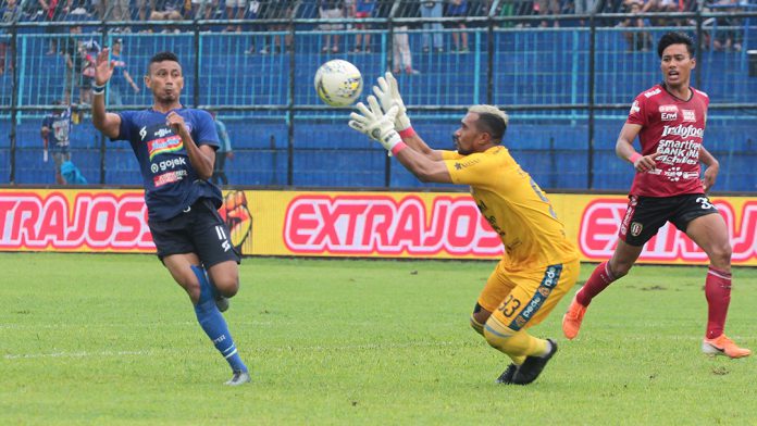 Usai Kalahkan Bali United, Bus Arema Diserang Oknum Aremania